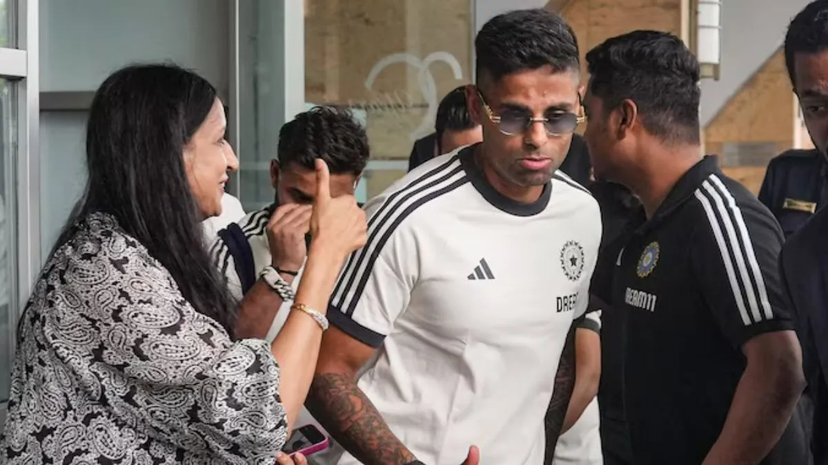 ind-vs-sl-team-india-lands-in-sri-lanka-takes-selfies-with-fans-at-airport-watch